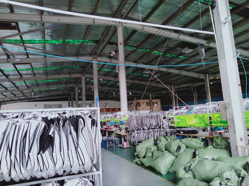 塑料制品廠房如何選擇合適的通風降溫設備？——兼談建筑裝飾材料銷售視角